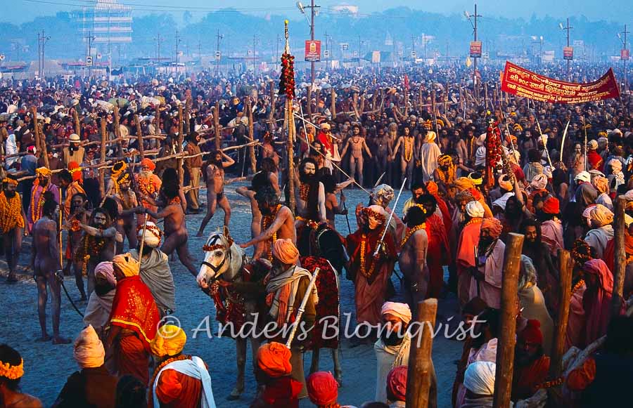  First wave of sadhus going to bathe at the sangam 